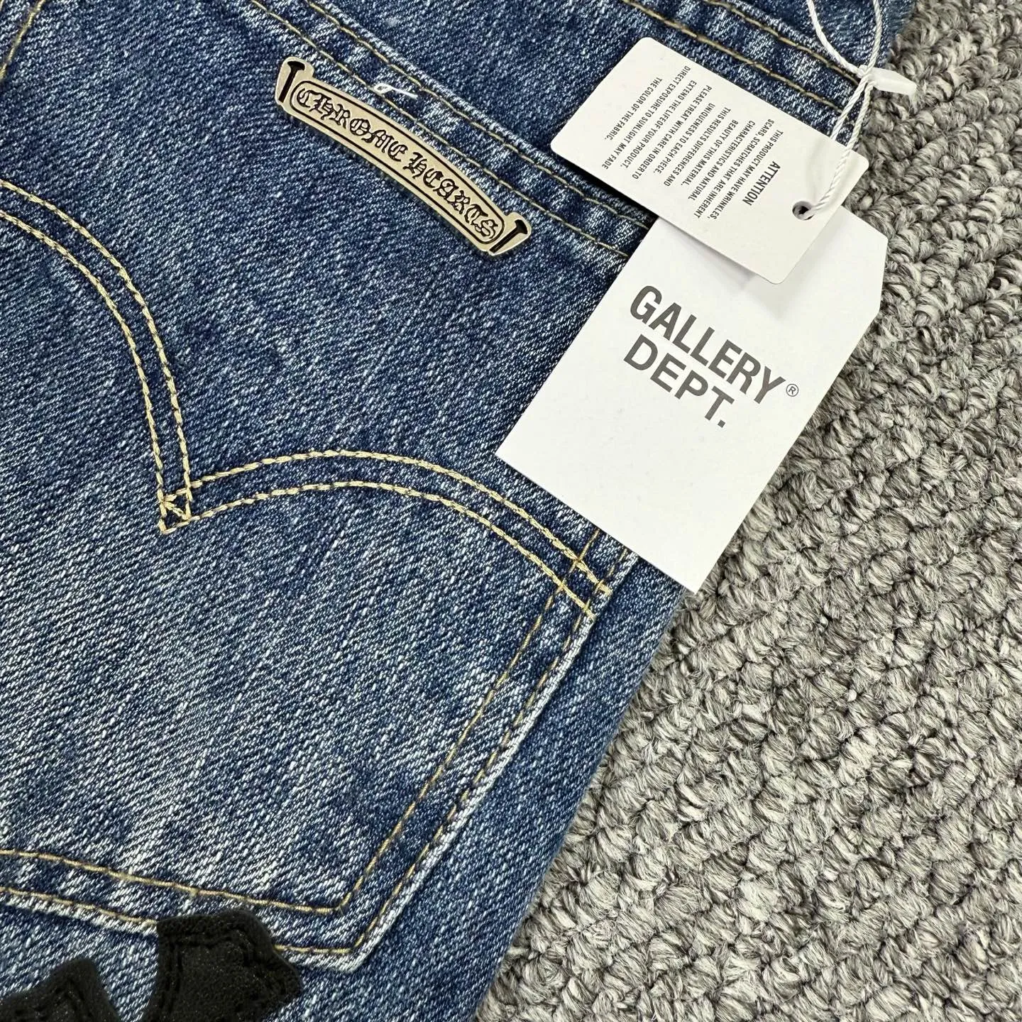 P240 model number: H862 chrome hearts & chrome hearts Micro-flared bamboo jeans Three-dimensional version Loose and comfortable, not picky about the body shape Makes you look taller and slimmer Factory quality control Original factory quality control Same style for men and women Can be matched with couples Versatile recommendation Must-have jeans for all seasons Fashionistas have been disappointed From the quality selection of fabrics, the tailoring of details, and the matching of patterns are impeccable! The upper body is so handsome when worn...it can be easily worn by men, women and children! The craftsmanship is made of heavy-duty washed pure cotton denim fabric. After washing, it is soft and thick and looks very stylish when worn. Size: 28, 30, 32, 34, 36 (S-XXL) Color: black